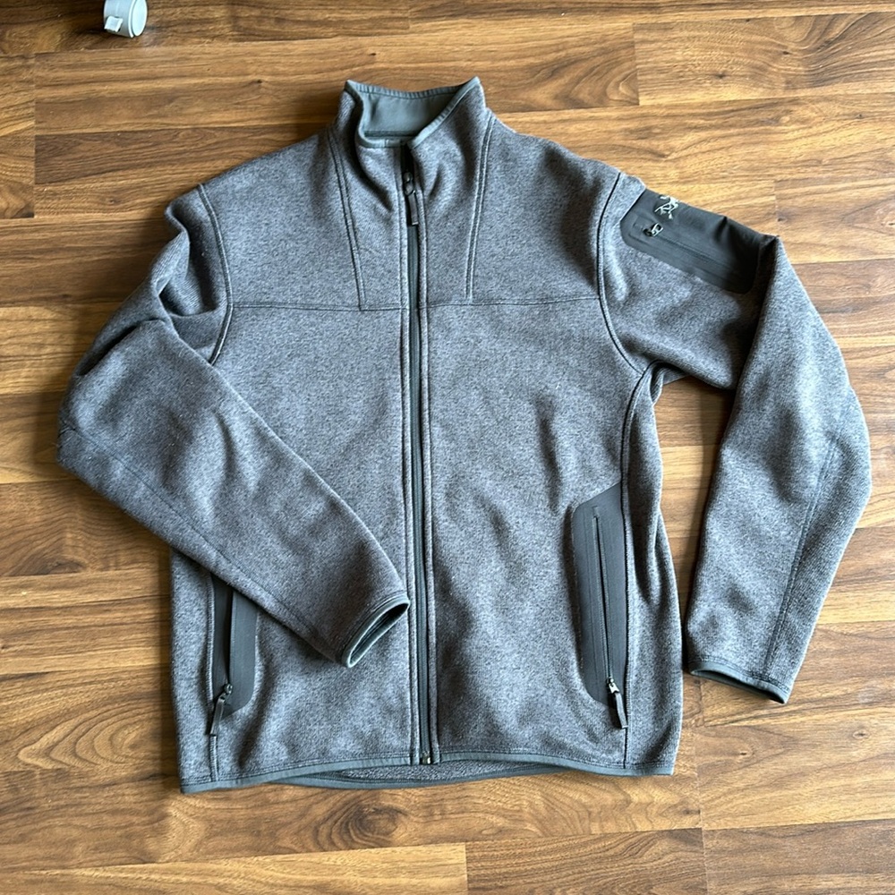 Arc’Teryx men’s gray knit zip up